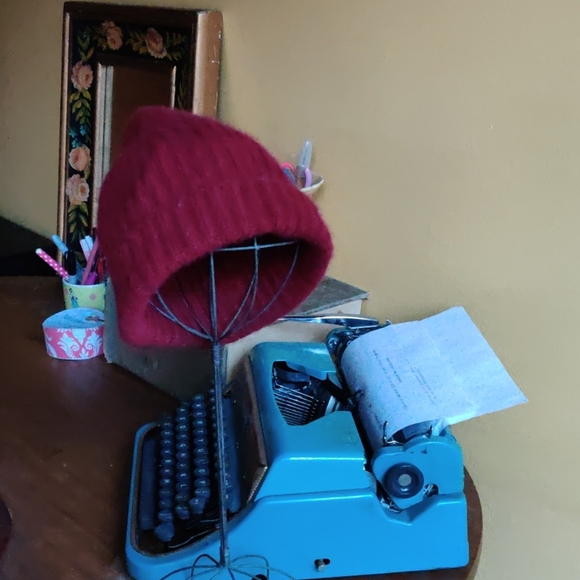 The Cashmere Beanie Steven Alan Burgundy Maroon - Picture 6 of 9